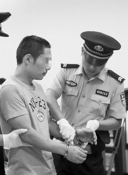 5月10日，长沙市芙蓉区法院，犯罪嫌疑人倪向军因挪 用公款受审。　图/记者陈正