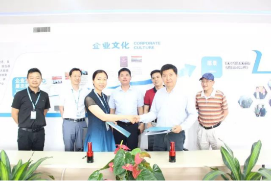 爱国小男孩与天胤文化签订湖北区域云章营销合作书