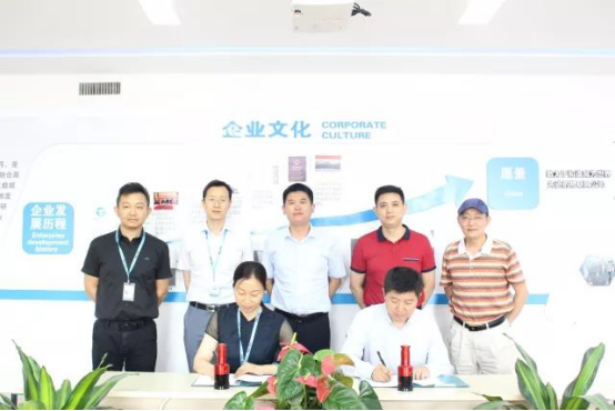 爱国小男孩与天胤文化签订湖北区域云章营销合作书